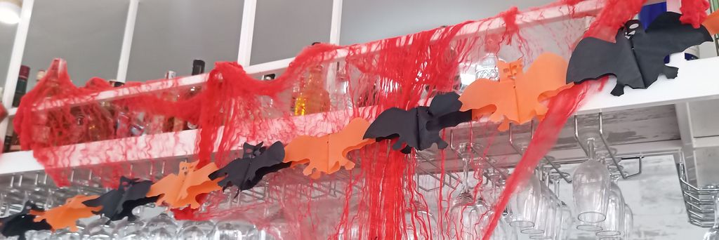 Sangrientos murcielagos en la barra del mejor restaurante de Fuengirola donde celebrar halloween