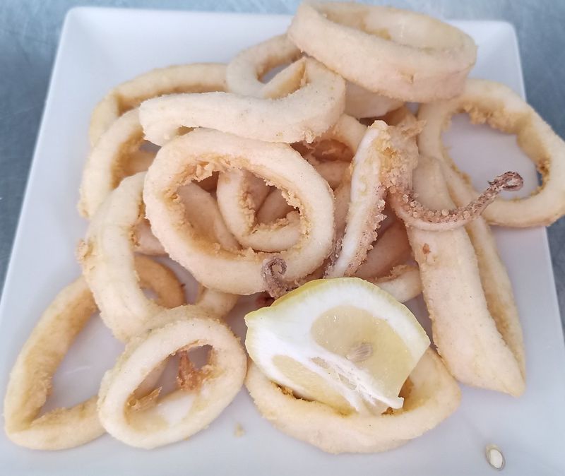 Calamares fritos cortados en rodajas