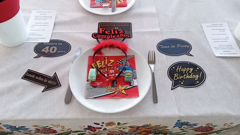 Decoracion real de los platos en un evento de cumpleaños celebrado en el gali gali de Fuengirola