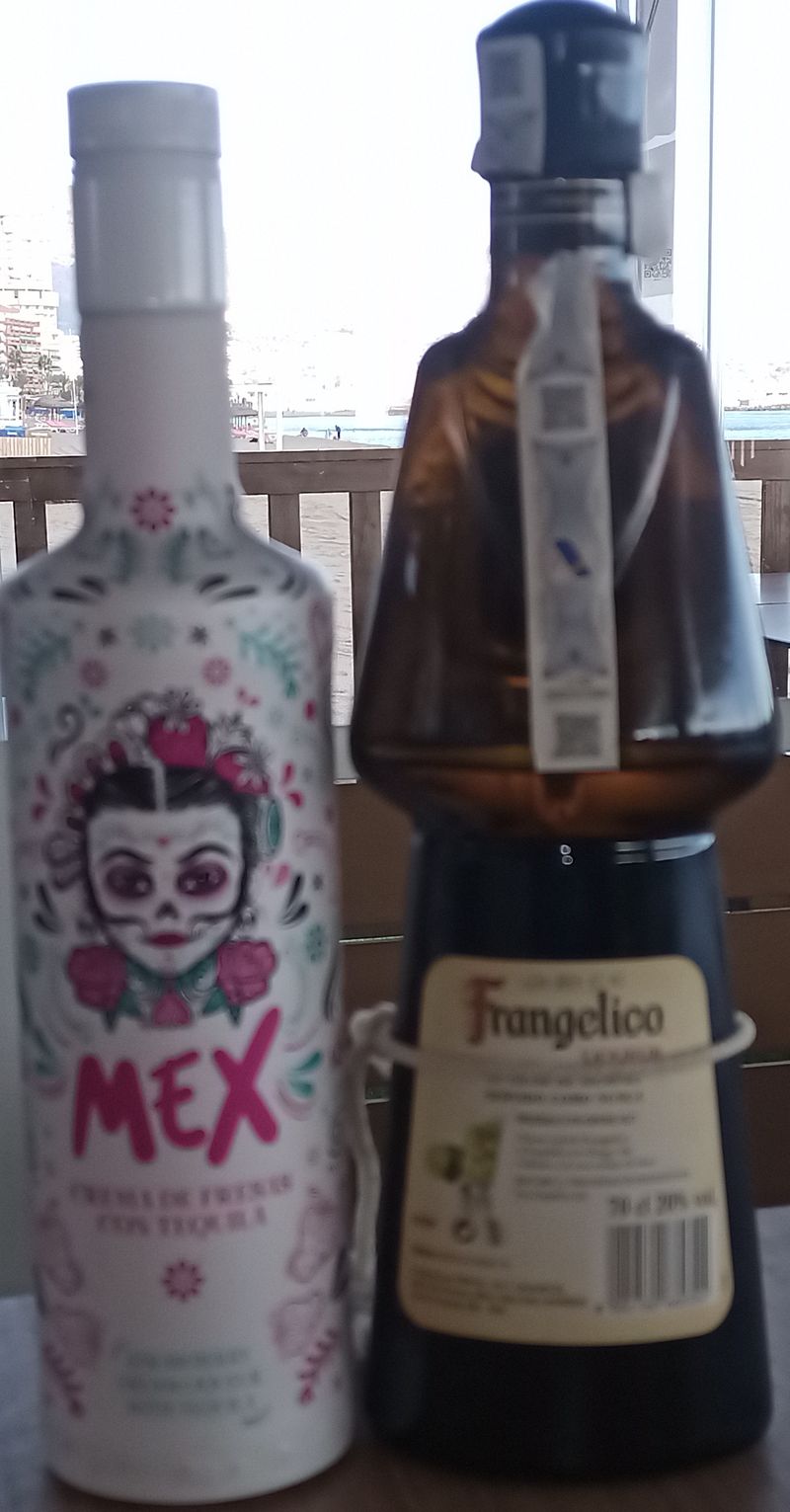 Tequila de fresa y frangelico son probablemente los chupitos que mas nos piden en nuestro restaurante de Fuengirola