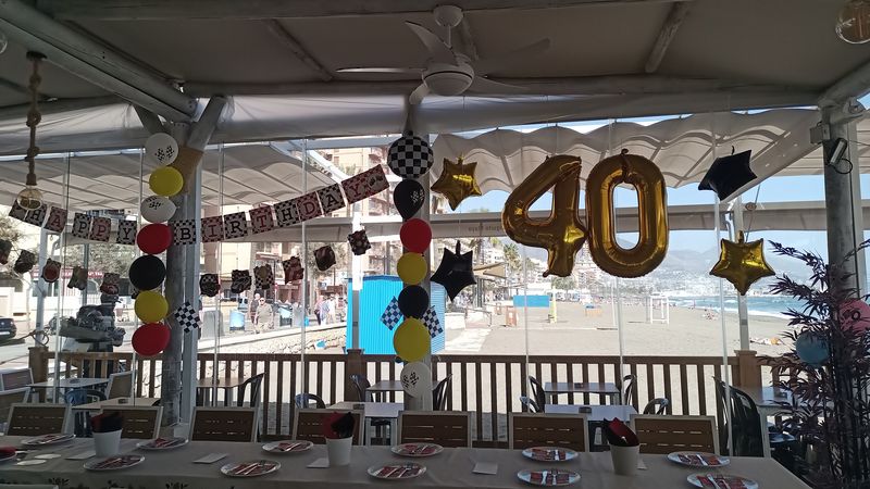 Fiesta en Fuengirola celebrando los cuarenta años de un buen amigo